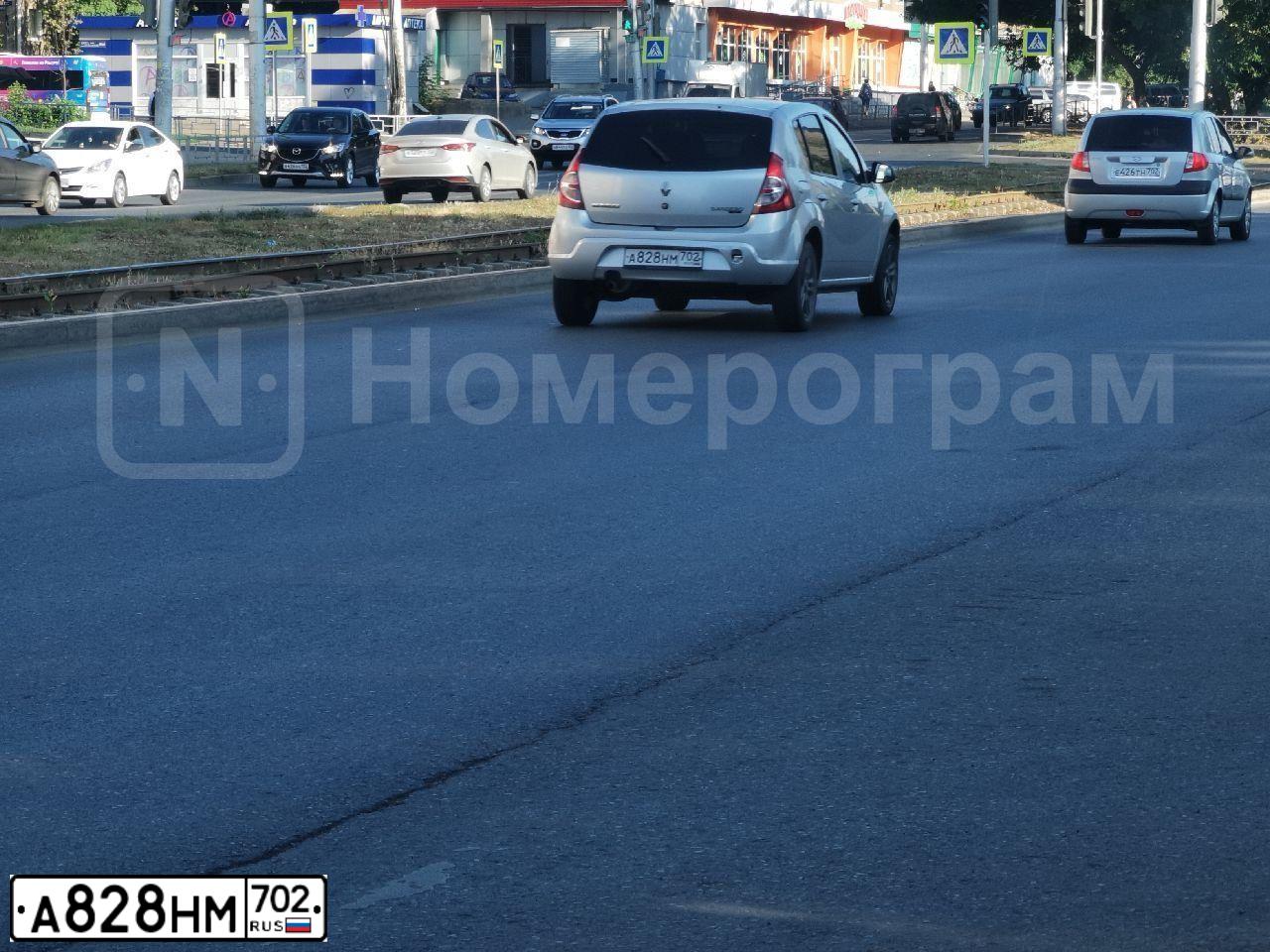 Фото автомобиля RENAULT SANDERO, 2014 — госномер А828НМ702. Цвет: СВЕТЛО-СЕРЫЙ