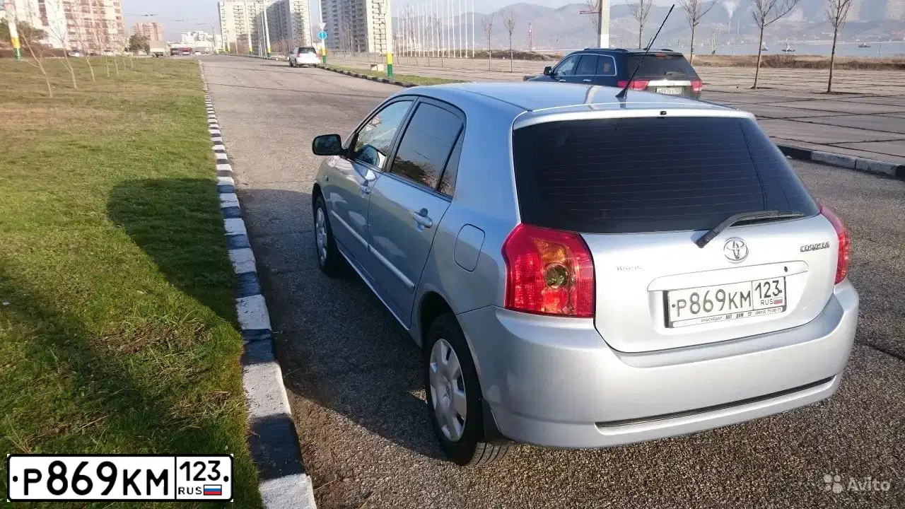 Фото автомобиля TOYOTA COROLLA, 2004 — госномер Р869КМ123. Цвет: СВЕТЛО-ГОЛУБОЙ