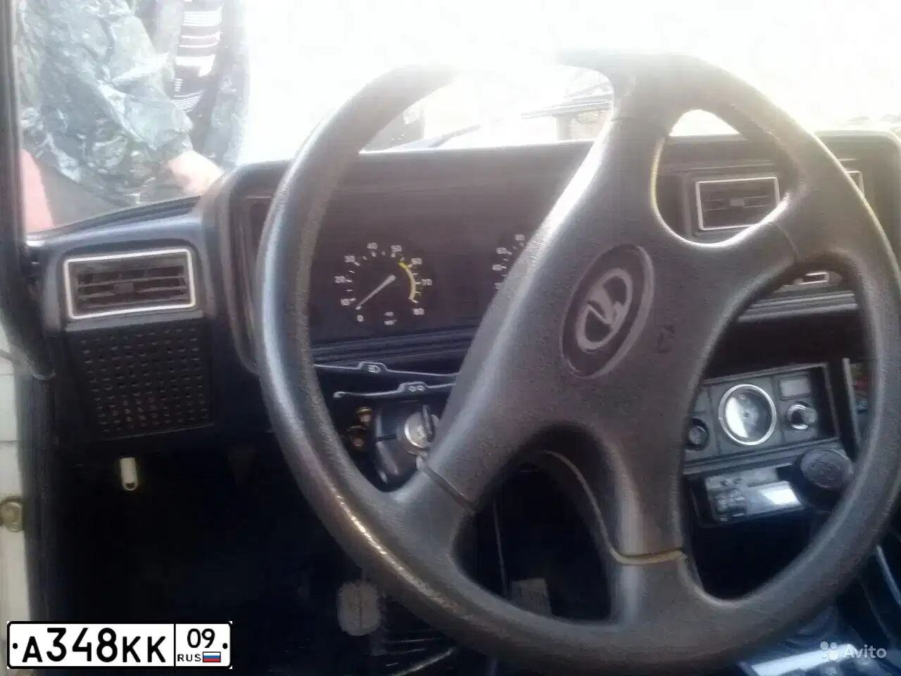 Фото автомобиля LADA 2107, 2002 — госномер В071МТ09. Цвет: ЯРКО-БЕЛЫЙ
