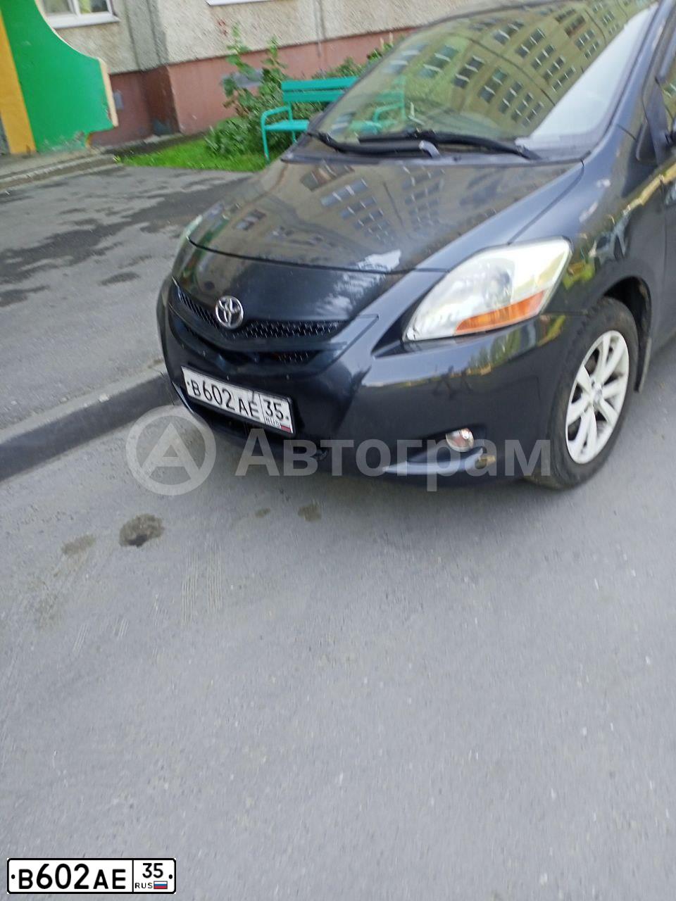 Фото автомобиля TOYOTA YARIS, 2006 — госномер В602АЕ35. Цвет: ТЕМНО-СЕРЫЙ
