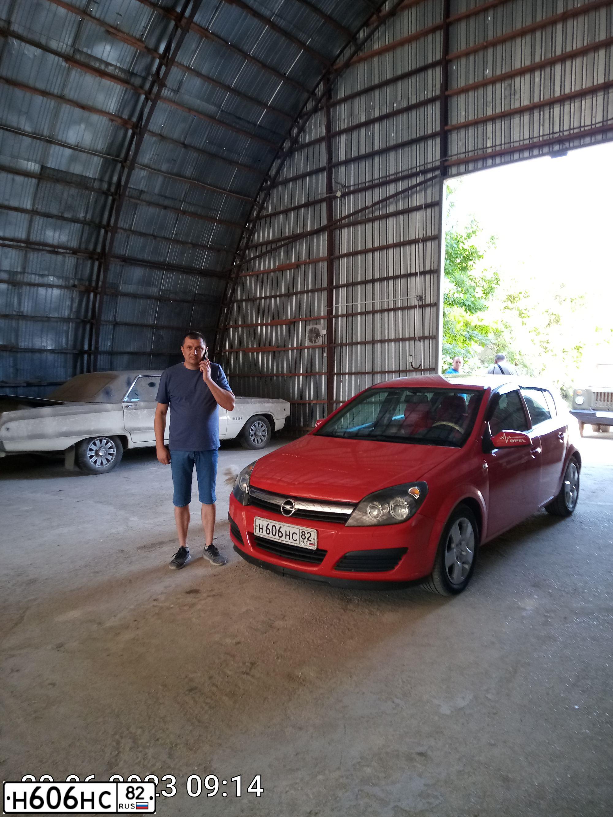 Фото автомобиля OPEL ASTRA, 2006 — госномер Н606НС82. Цвет: Красный