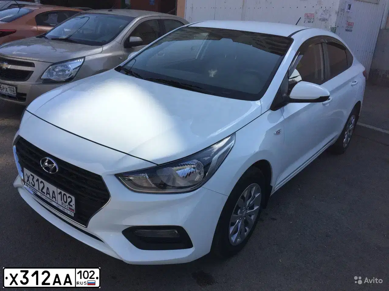 Фото автомобиля HYUNDAI SOLARIS, 2018 — госномер К180ТТ702. Цвет: Белый