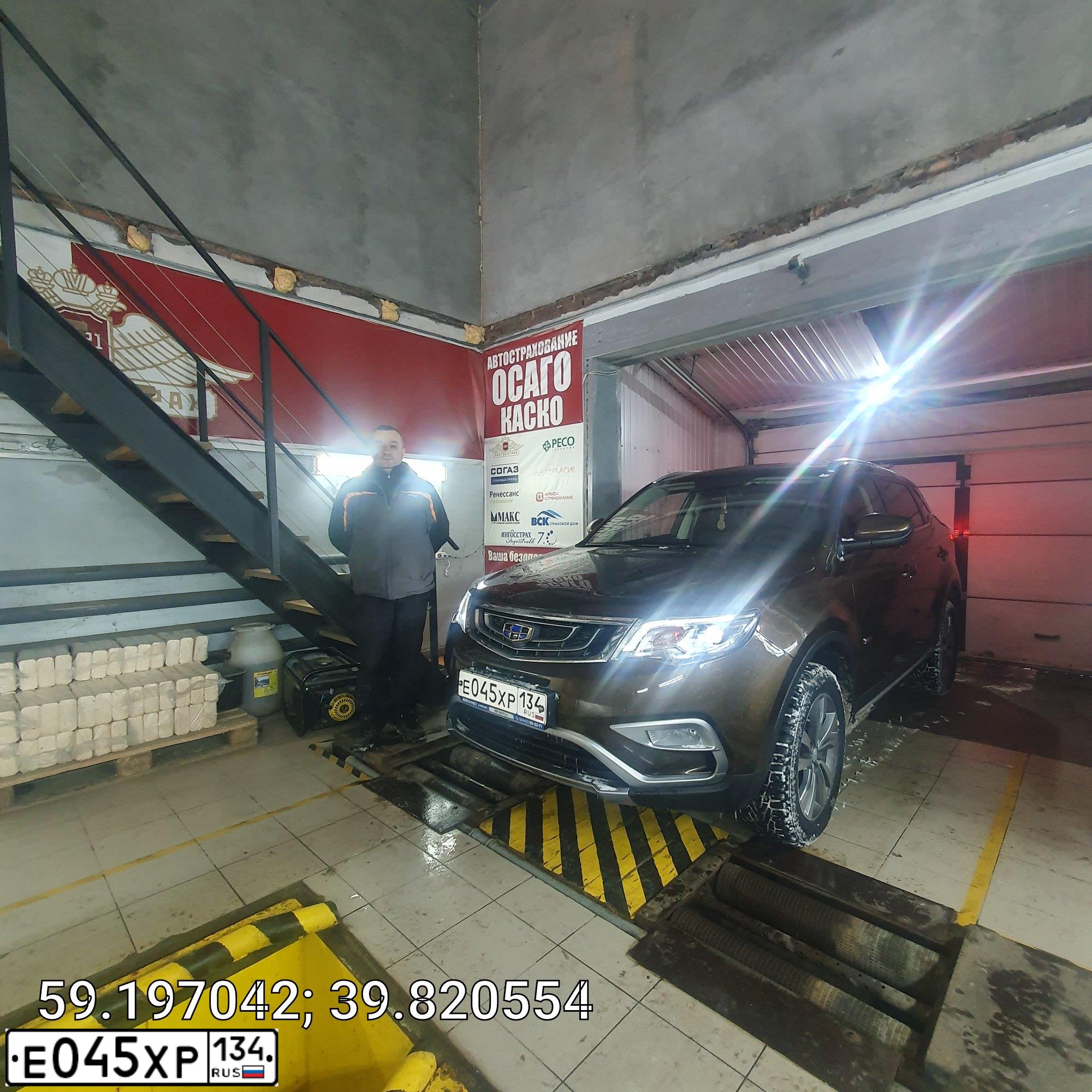 Фото автомобиля GEELY ATLAS, 2019 — госномер В153НХ51. Цвет: Коричневый