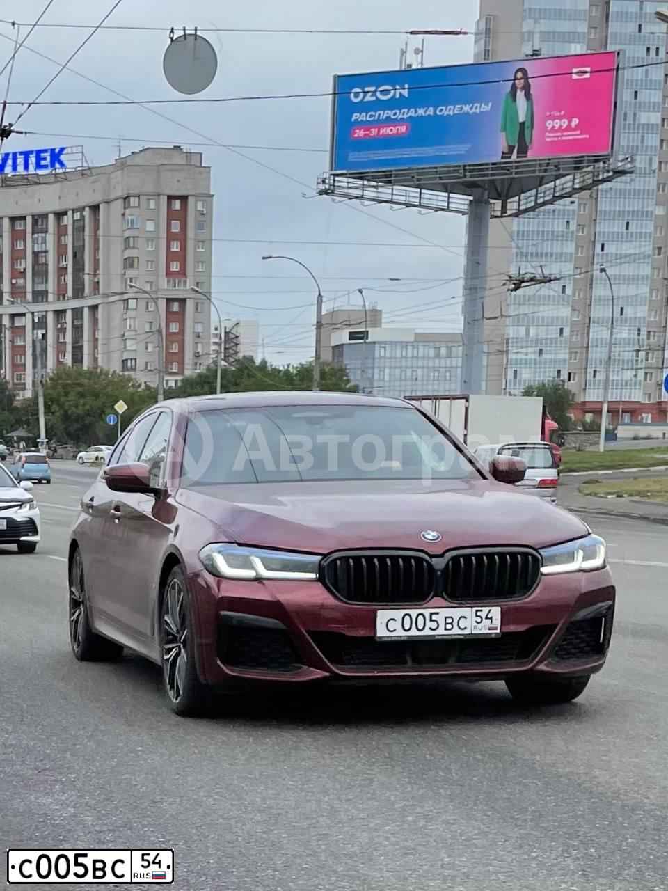 Фото автомобиля BMW 530D XDRIVE 71DС, 2021 — госномер С005ВС54. Цвет: Красный