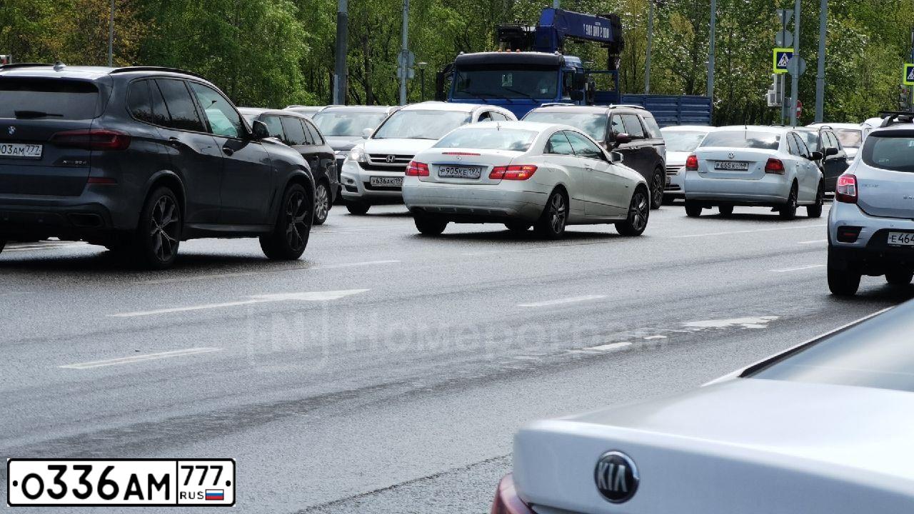 Фото автомобиля NISSAN NOTE, 2013 — госномер О336АМ777. Цвет: СЕРЕБРИСТЫЙ