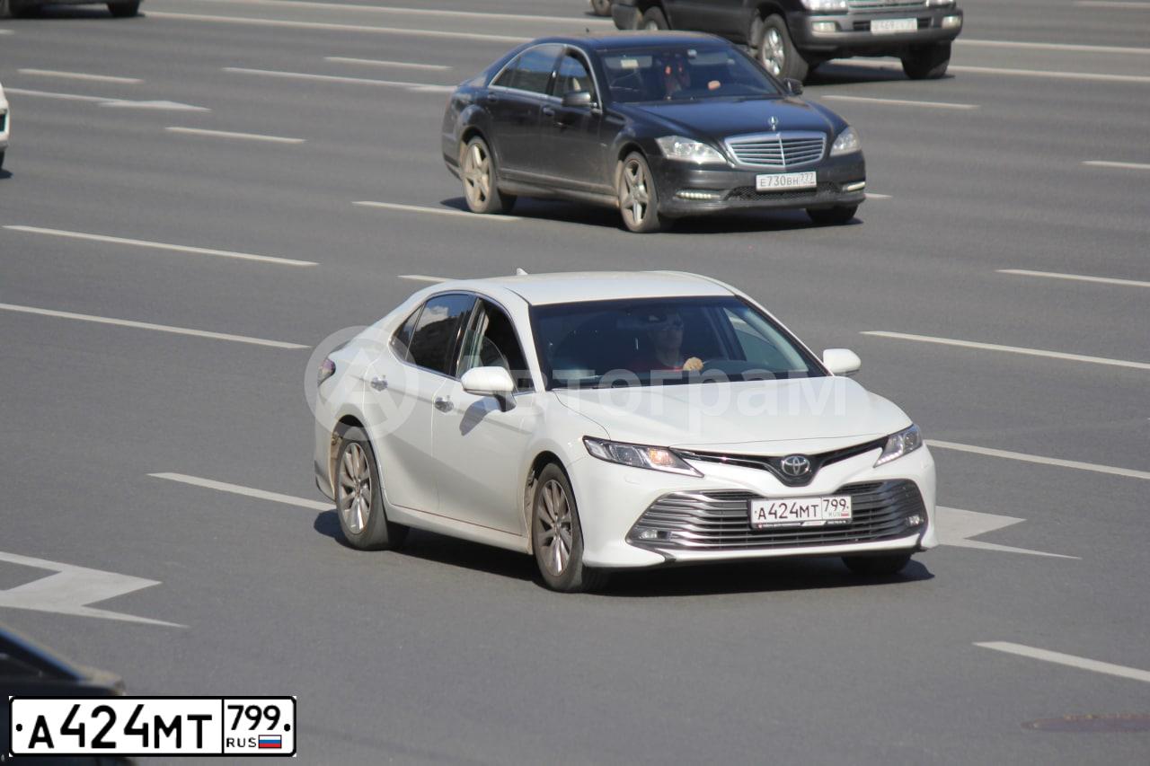 Фото автомобиля TOYOTA CAMRY, 2018 — госномер А424МТ799. Цвет: БЕЛЫЙ ПЕРЛАМУТР