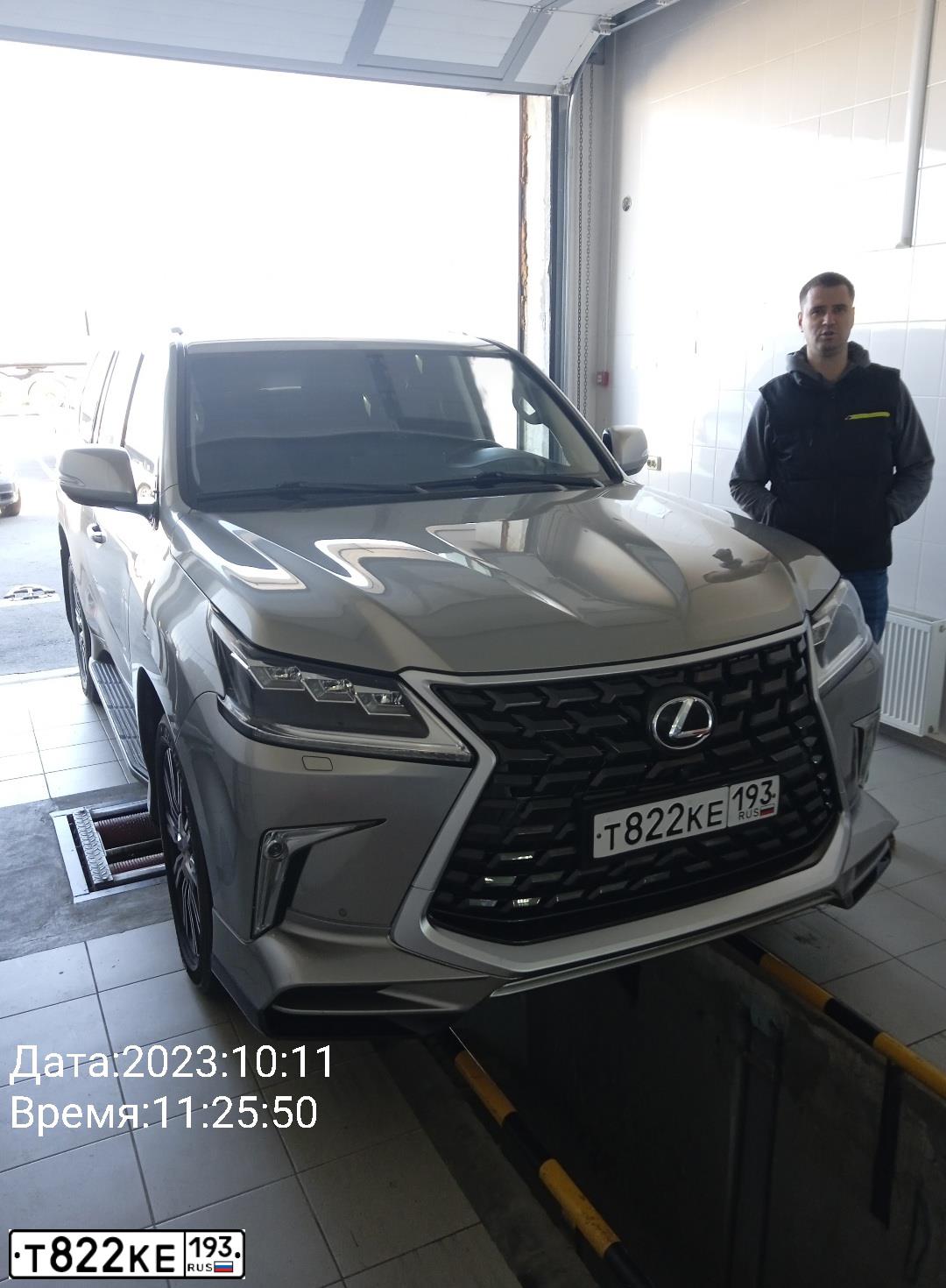 Фото автомобиля LEXUS LX450 D, 2016 — госномер Н585МЕ82. Цвет: СВЕТЛО-СЕРЫЙ