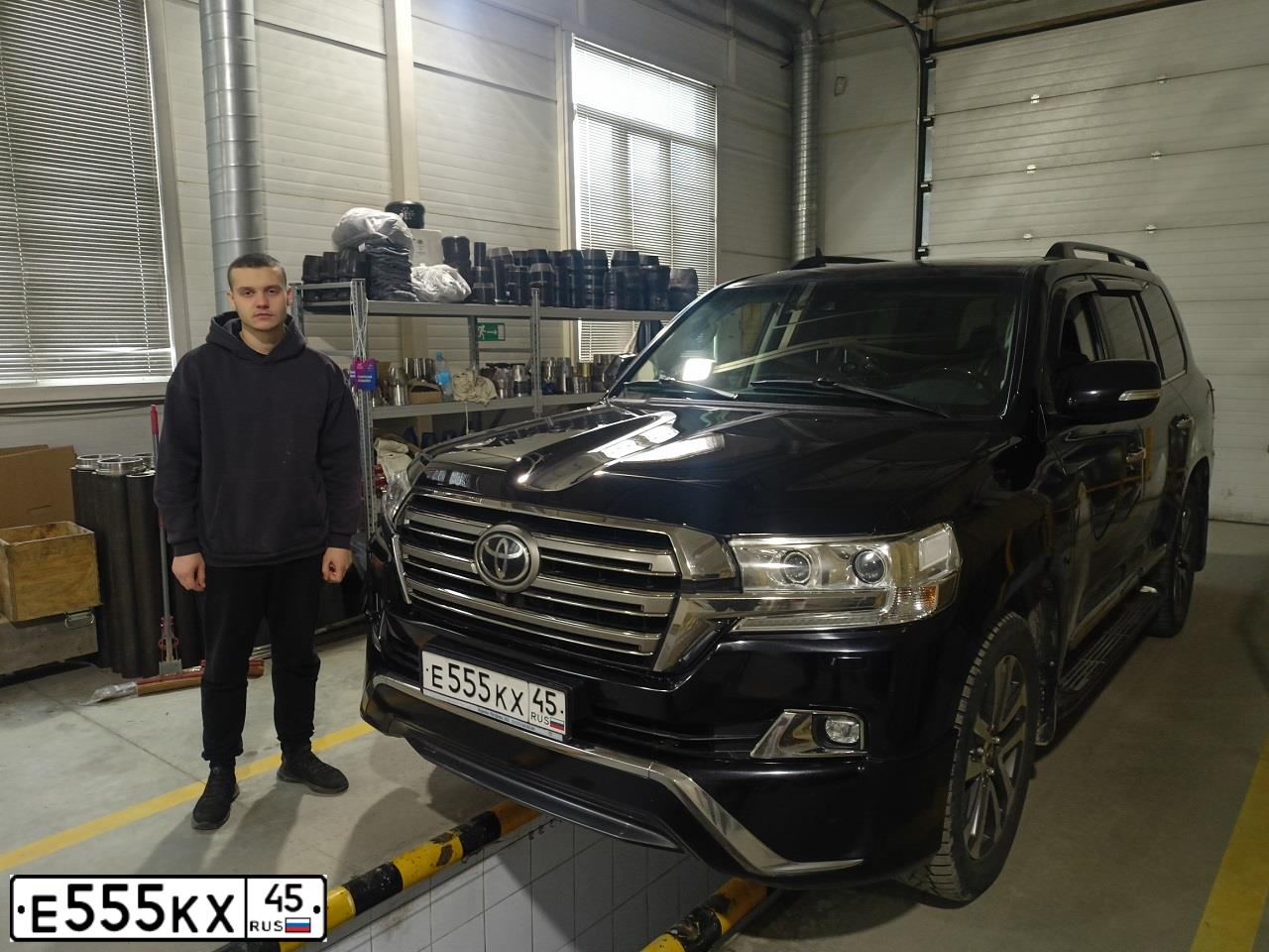 Фото автомобиля TOYOTA LANDCRUISER 200, 2016 — госномер Е555КХ45. Цвет: черный