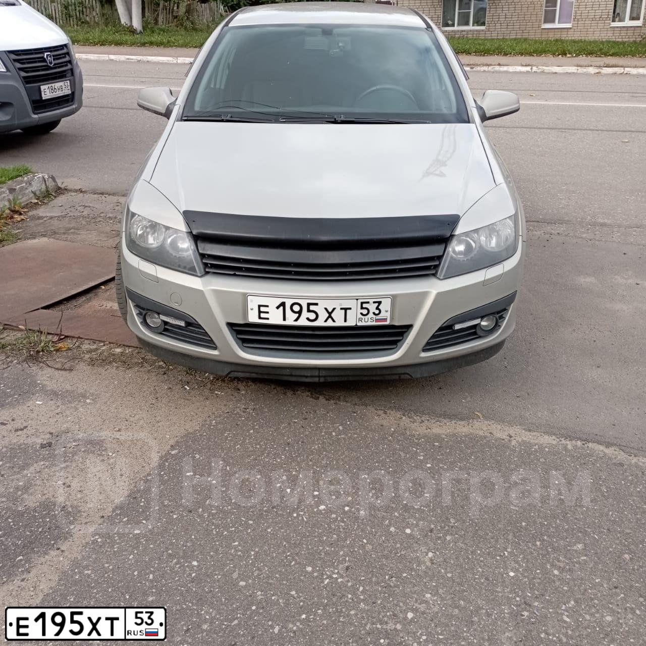 Фото автомобиля OPEL ASTRA, 2006 — госномер Е195ХТ53. Цвет: БЕЖЕВО - СЕРЫЙ