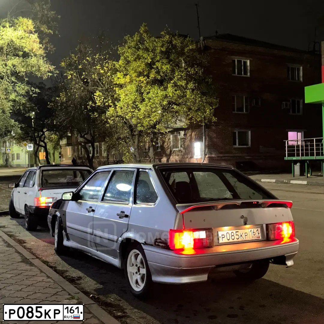 Фото автомобиля LADA 2114 SAMARA, 2009 — госномер Р085КР161. Цвет: СВ-СЕРЕБР-МЕТАЛИК