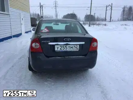Фото автомобиля FORD FOCUS, 2008 — госномер У255ТМ42. Цвет: ТЕМНО СЕРЫЙ