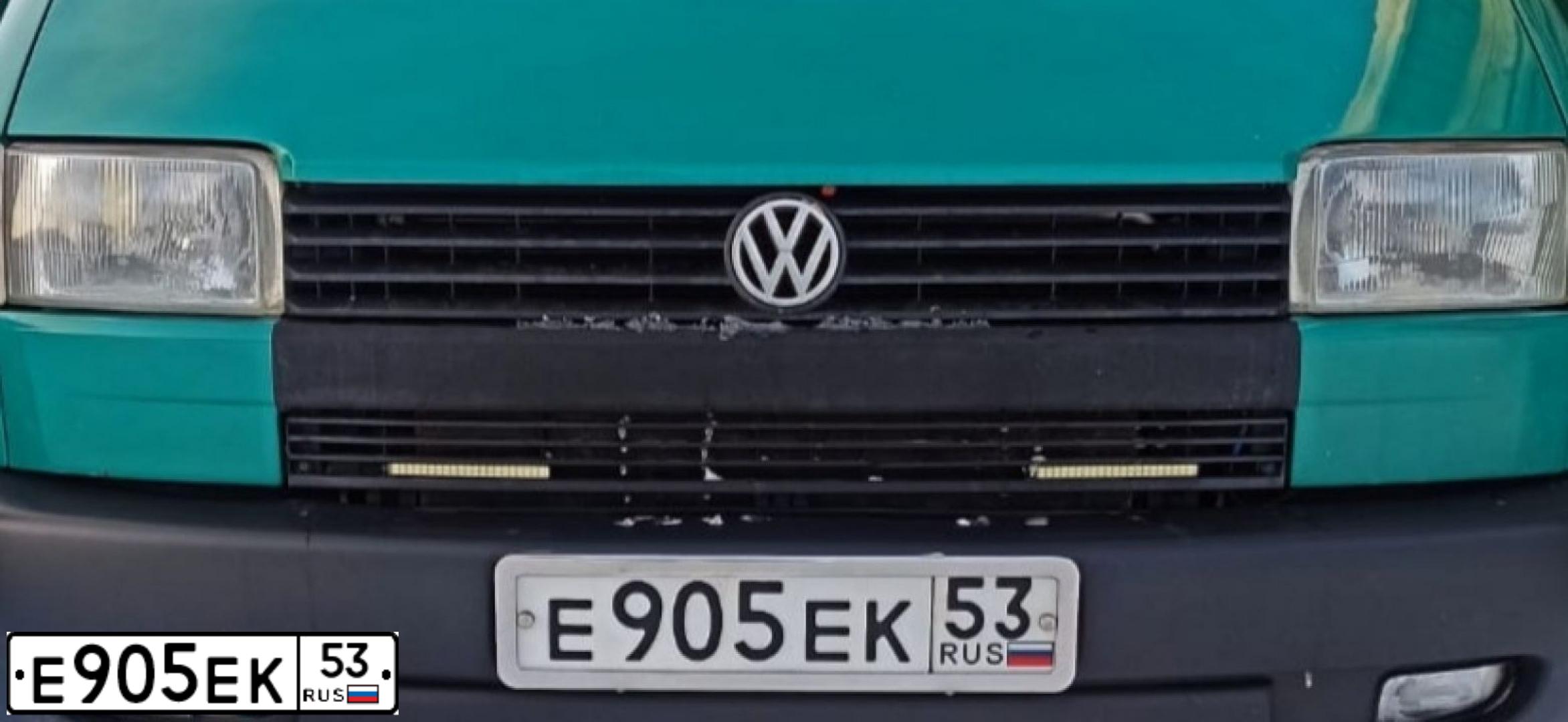 Фото автомобиля VOLKSWAGEN TRANSPORTER, 1997 — госномер Е905ЕК53. Цвет: ЗЕЛЕНЫЙ