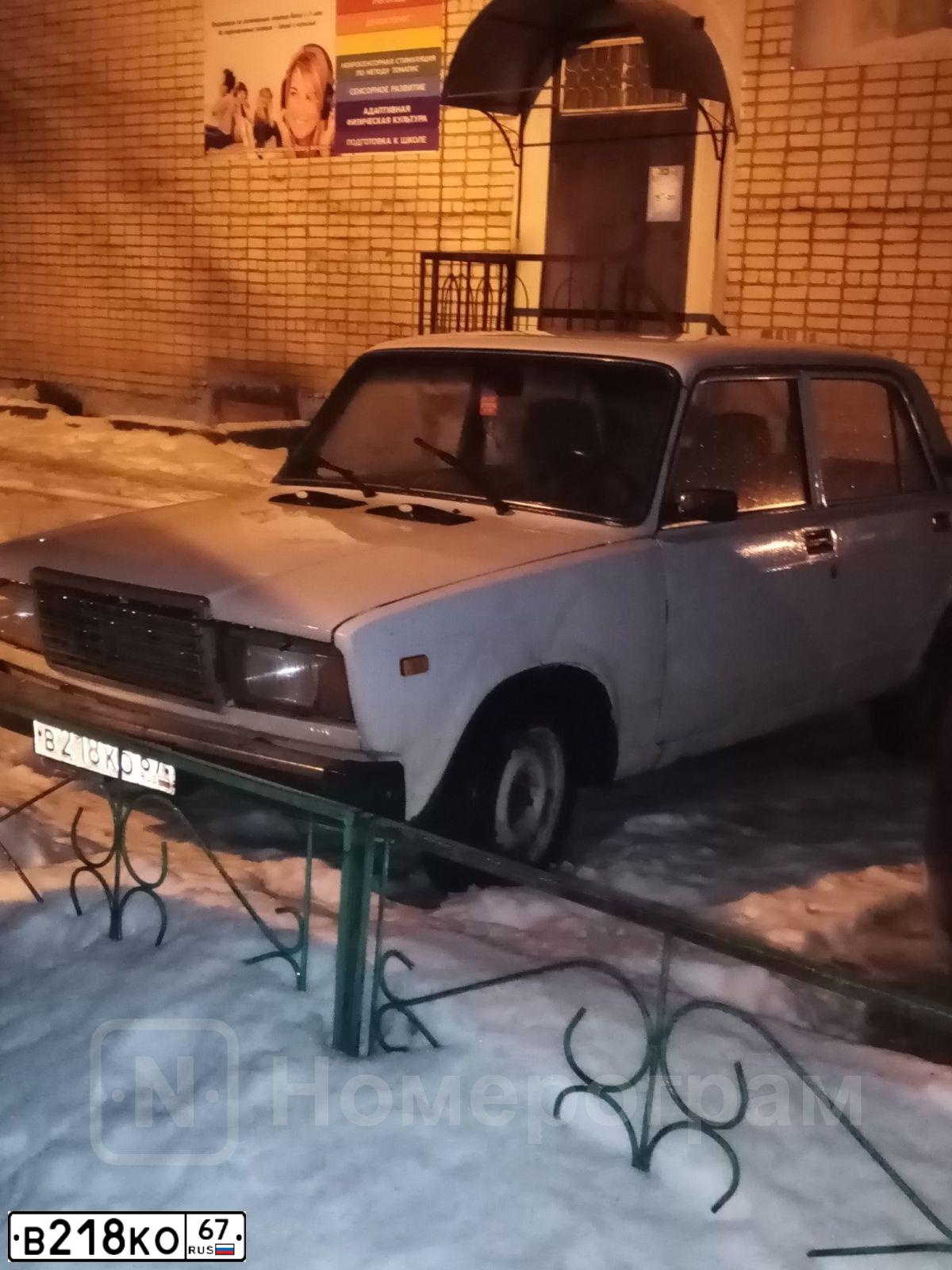 Фото автомобиля LADA 2107, 2008 — госномер В218КО67. Цвет: ЯРКО-БЕЛЫЙ