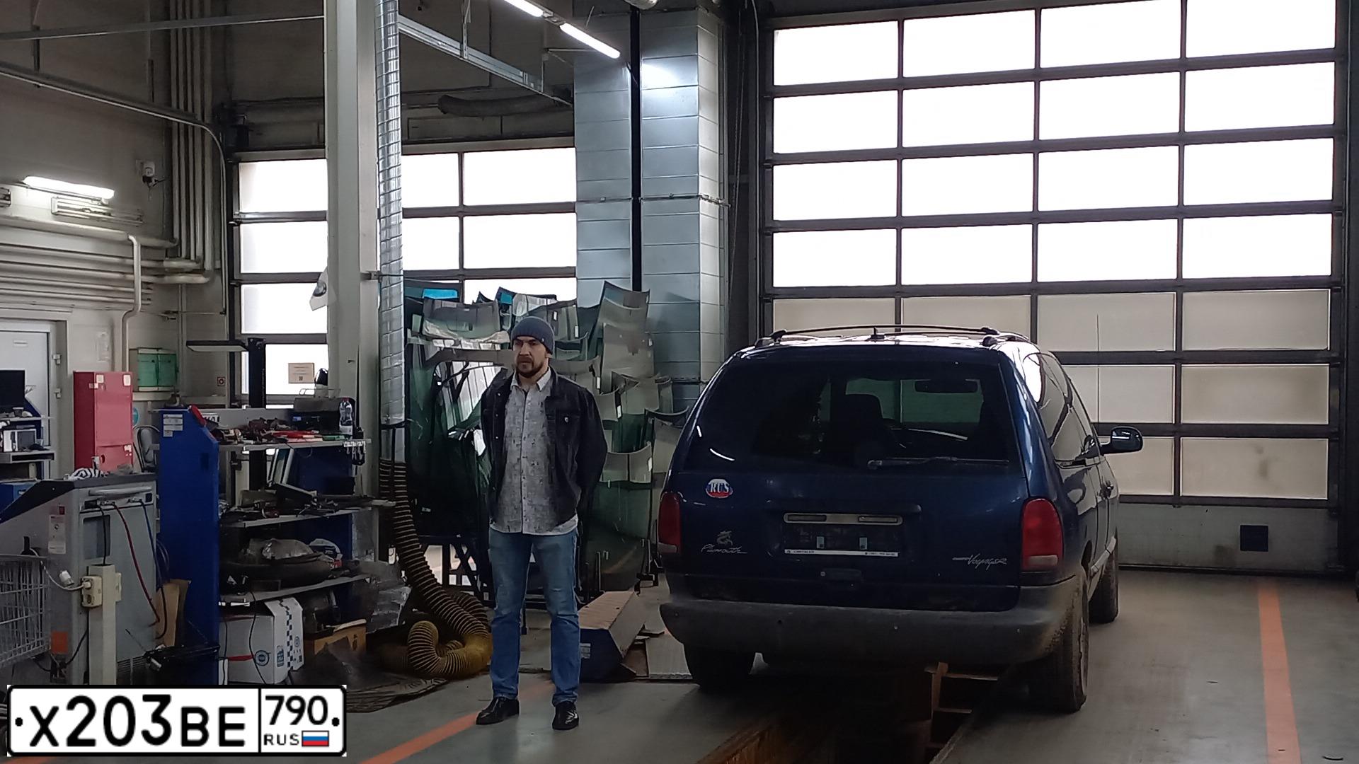 Фото автомобиля ПЛИМУТ ГРАНД ВОЯДЖЕР, 2000 — госномер Н552ТК790. Цвет: синий
