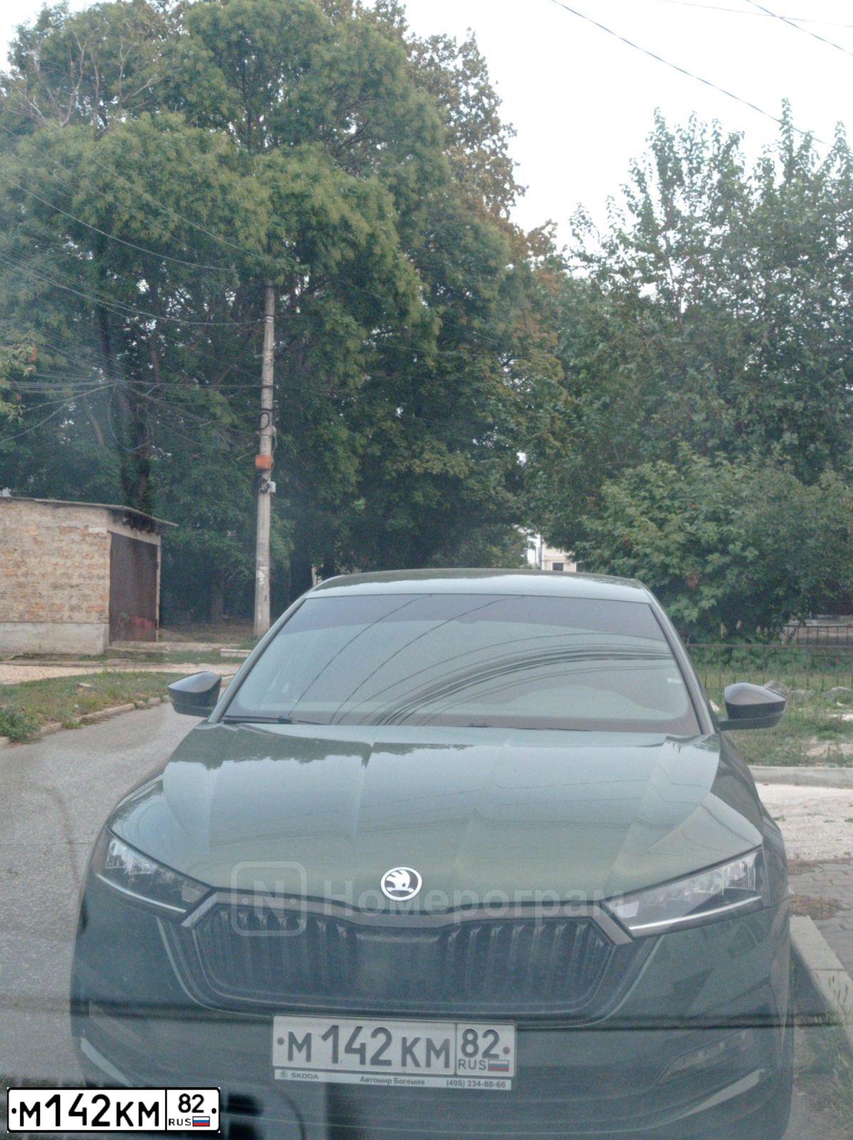 Фото автомобиля SKODA OCTAVIA, 2020 — госномер М142КМ82. Цвет: ЗЕЛЕНЫЙ