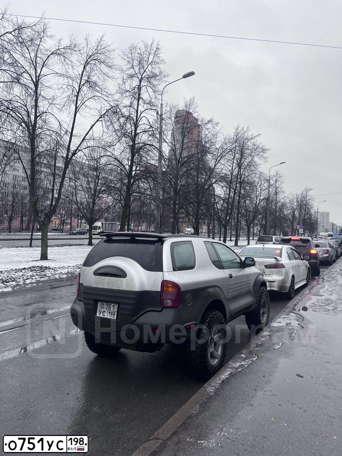 Фото автомобиля ISUZU VEHICROSS, 2000 — госномер О751УС198. Цвет: белый(серый)