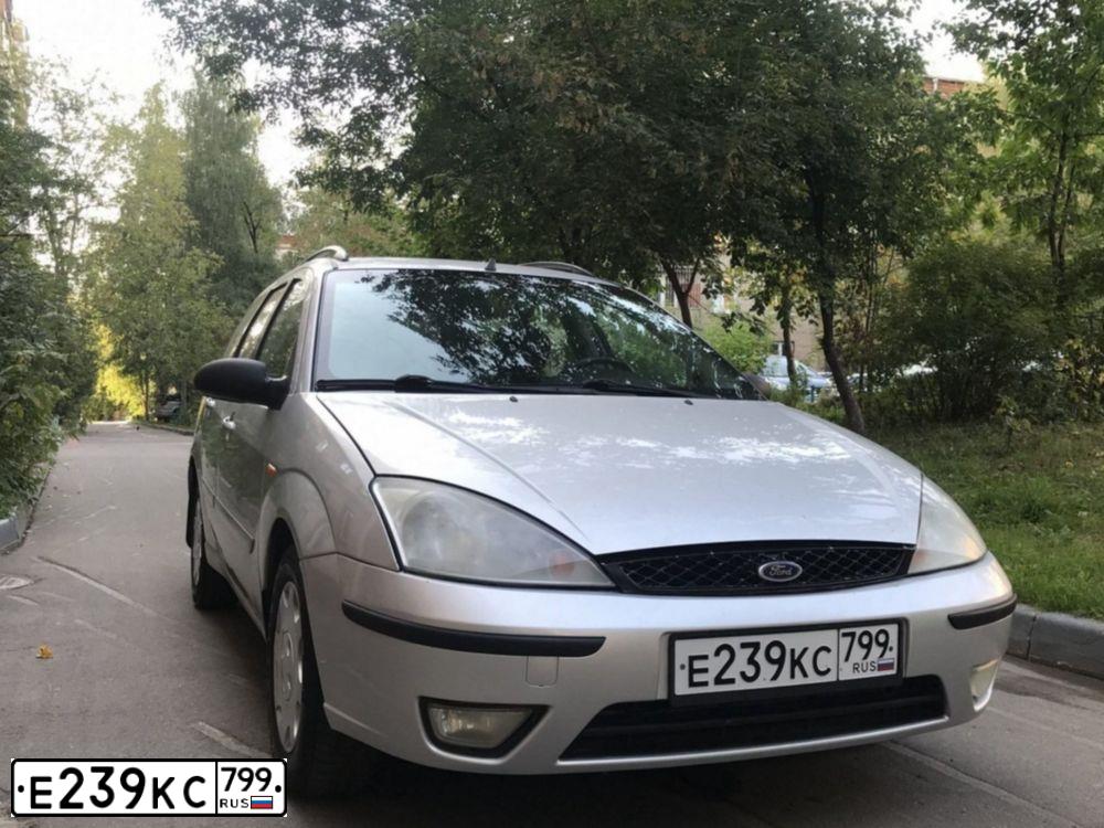 Фото автомобиля FORD FOCUS, 2003 — госномер Т319МК799. Цвет: СВЕТЛО-СЕРЫЙ