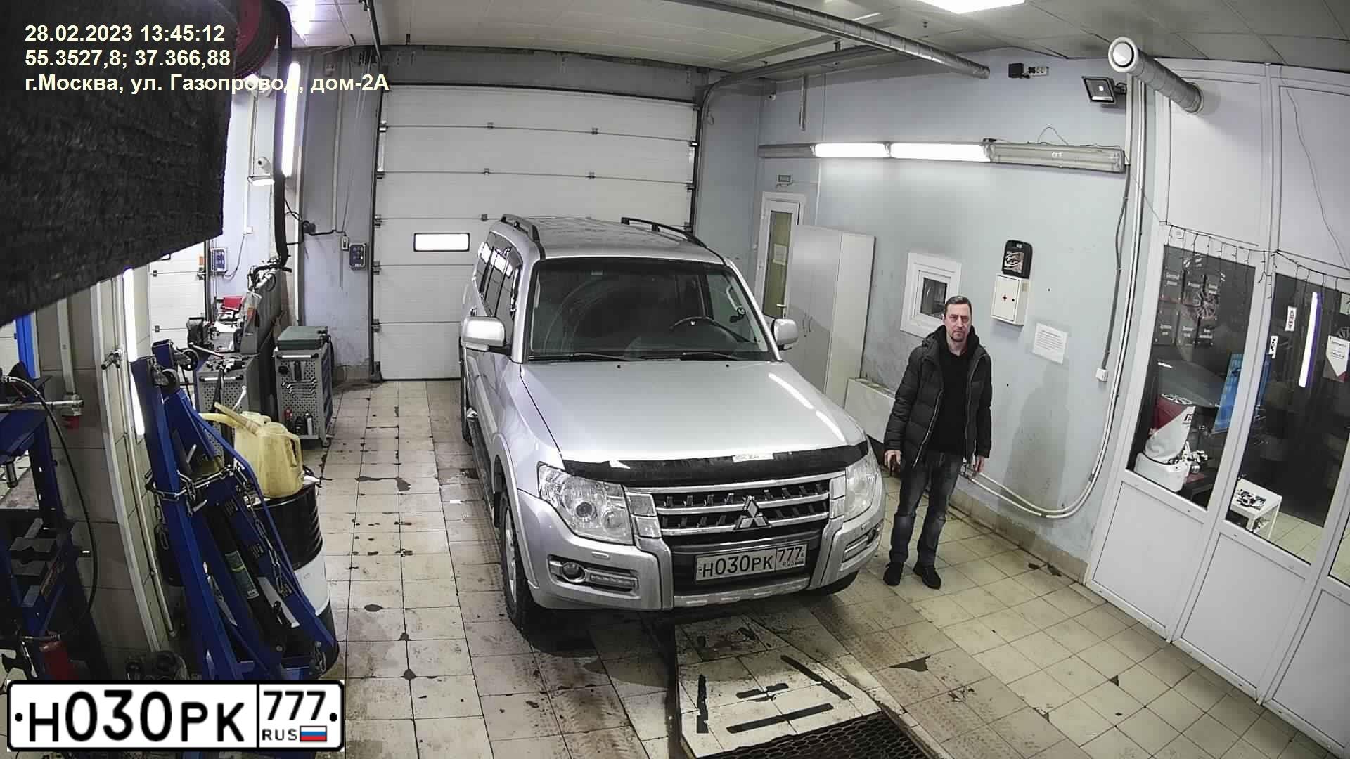 Фото автомобиля MITSUBISHI PAJERO, 2015 — госномер Н030РК777. Цвет: СЕРЕБРИСТЫЙ