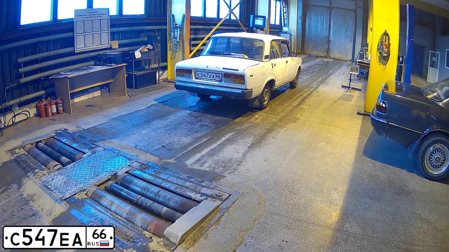 Фото автомобиля LADA 2107, 1998 — госномер С547ЕА66. Цвет: Белый
