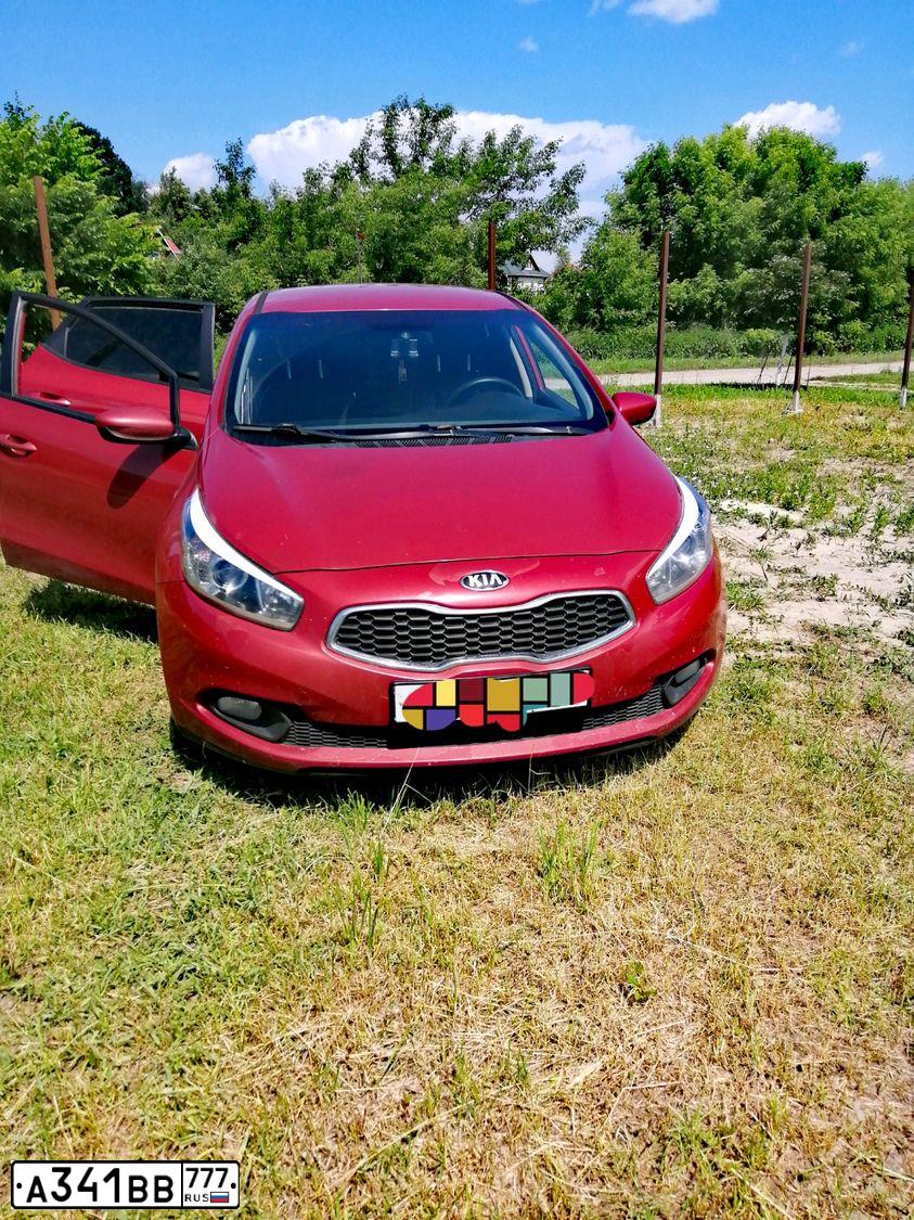 Фото автомобиля KIA CEE'D, 2013 — госномер Е489ЕВ136. Цвет: Красный