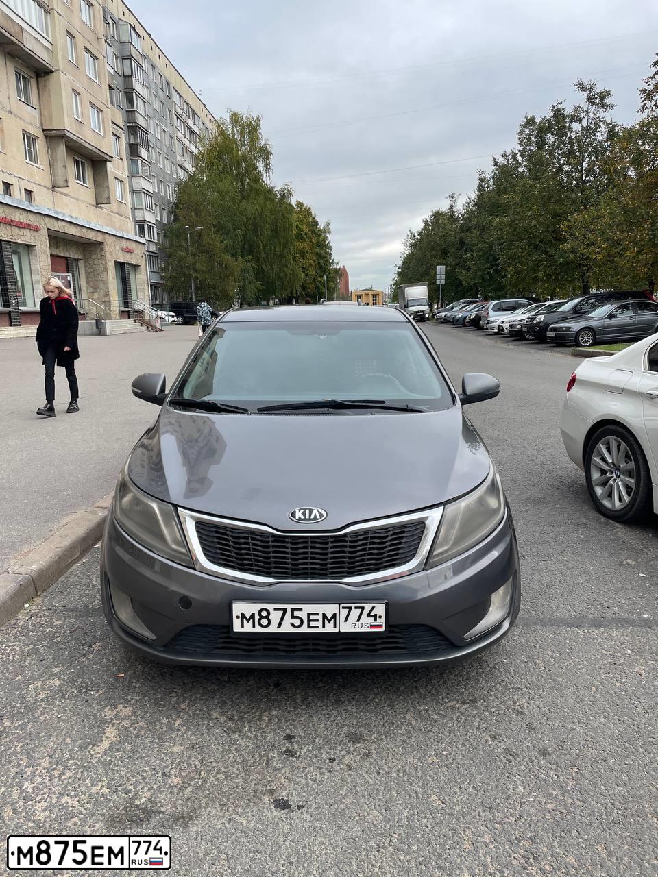 Фото автомобиля KIA RIO, 2013 — госномер М875ЕМ774. Цвет: СЕРЫЙ