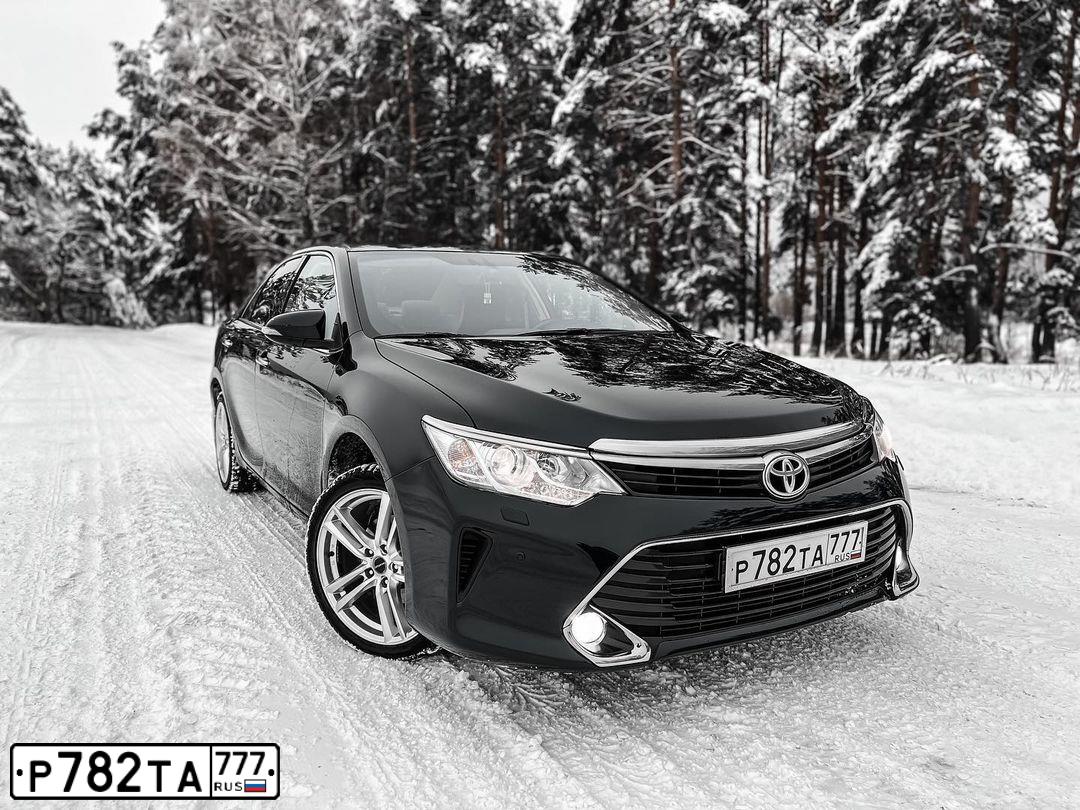 Фото автомобиля TOYOTA CAMRY, 2016 — госномер Х550ОР76. Цвет: СЕРЫЙ