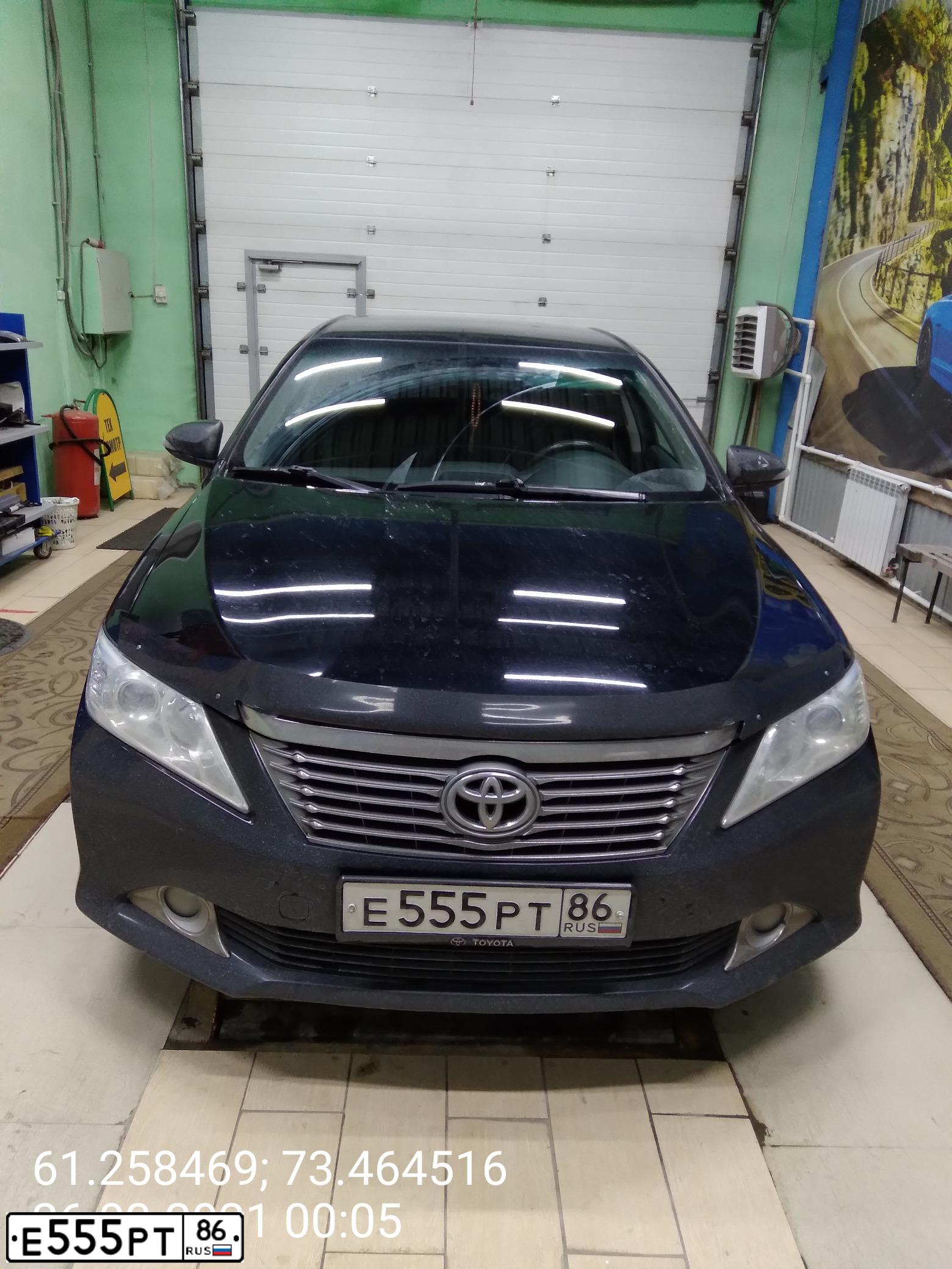 Фото автомобиля TOYOTA CAMRY, 2013 — госномер Е555РТ86. Цвет: ЧЕРНЫЙ