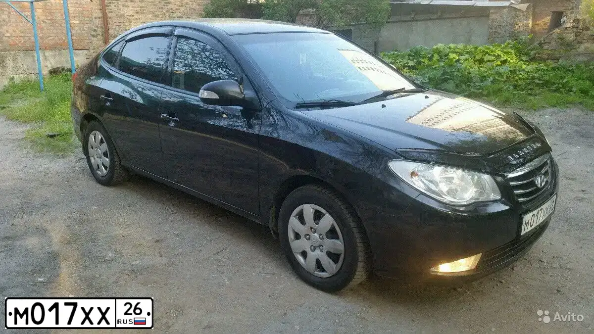 Фото автомобиля HYUNDAI ELANTRA, 2010 — госномер М017ХХ26. Цвет: ЧЕРНЫЙ