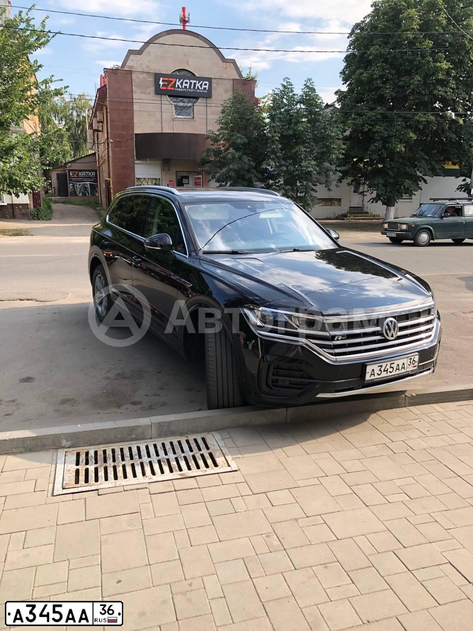 Фото автомобиля VOLKSWAGEN TOUAREG, 2017 — госномер А345АА36. Цвет: ЧЕРНЫЙ