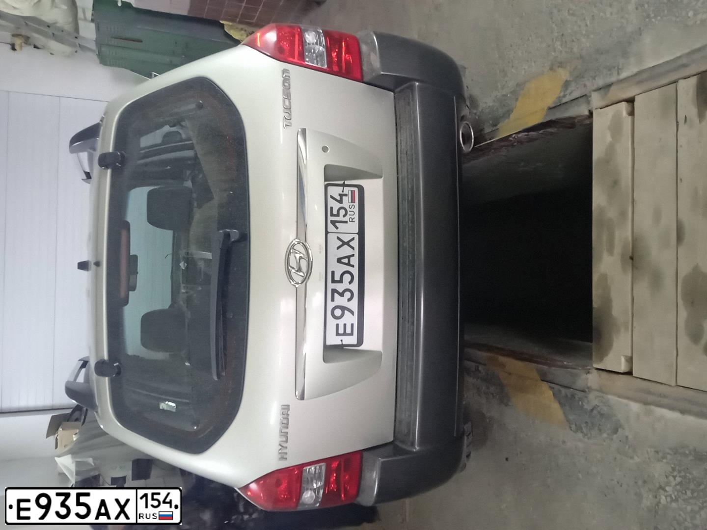 Фото автомобиля HYUNDAI TUCSON, 2007 — госномер Е935АХ154. Цвет: СЕРЕБРИСТЫЙ