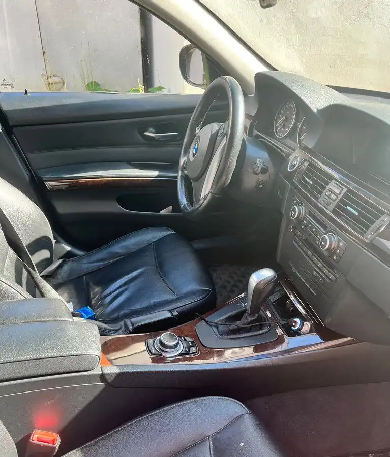 Фото автомобиля BMW SERIE 3, 2011 — госномер Е822АС250. Цвет: СЕРЫЙ