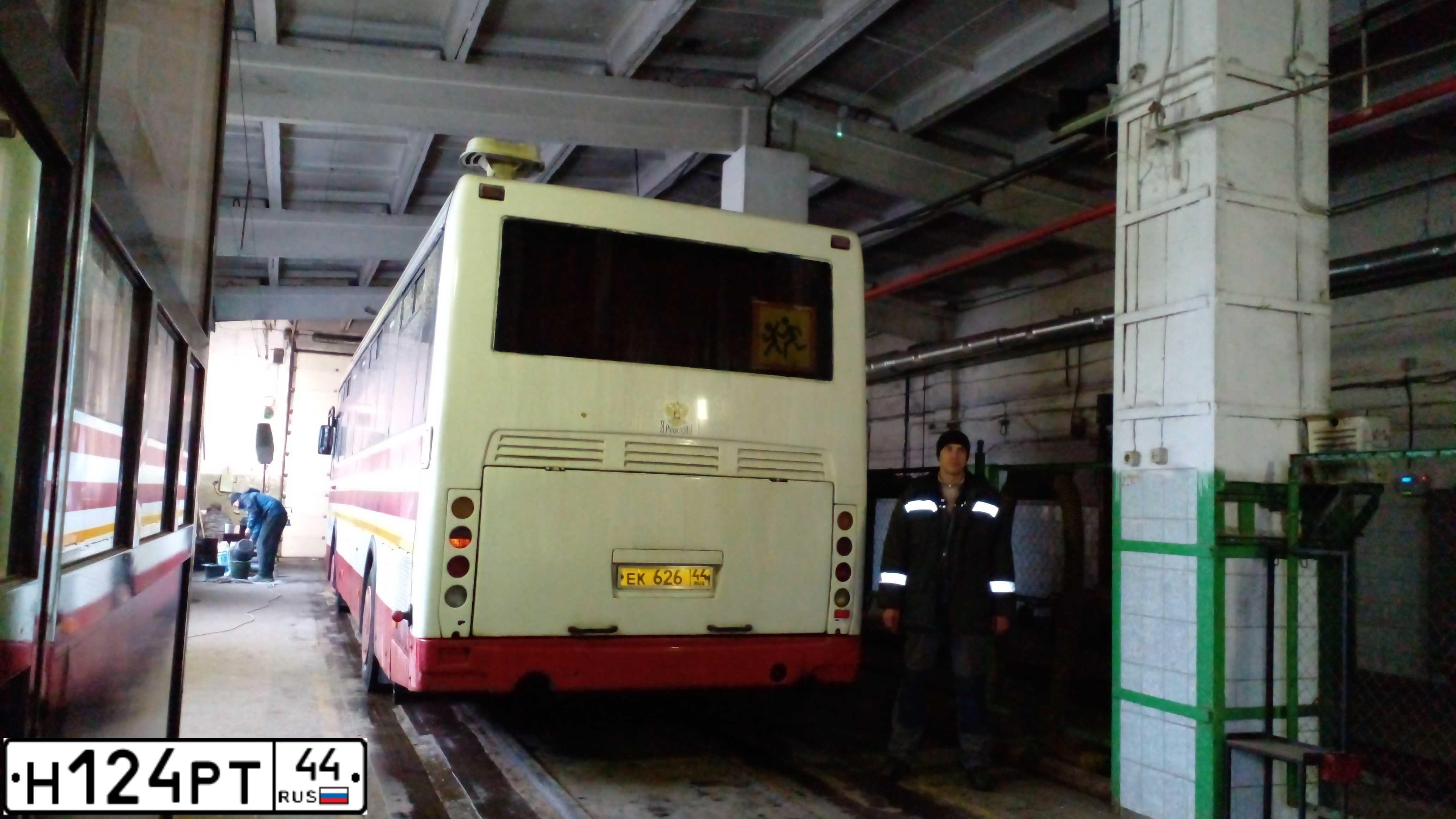 Фото автомобиля LIAZ 5256, 2005 — госномер Н124РТ44. Цвет: БЕЛЫЙ КРАСНЫЙ