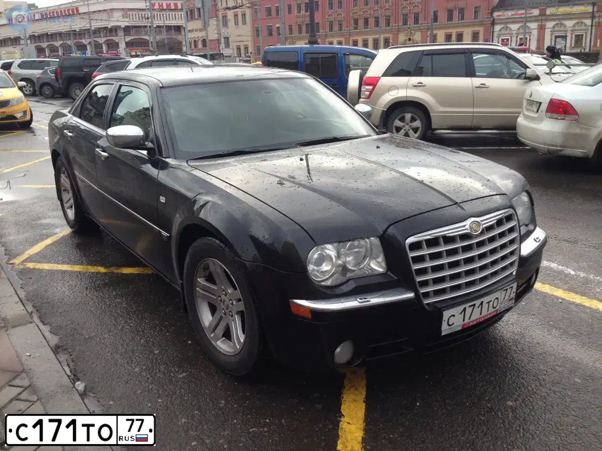 Фото автомобиля CHRYSLER SERIE 300, 2011 — госномер С171ТО77. Цвет: ЧЕРНЫЙ