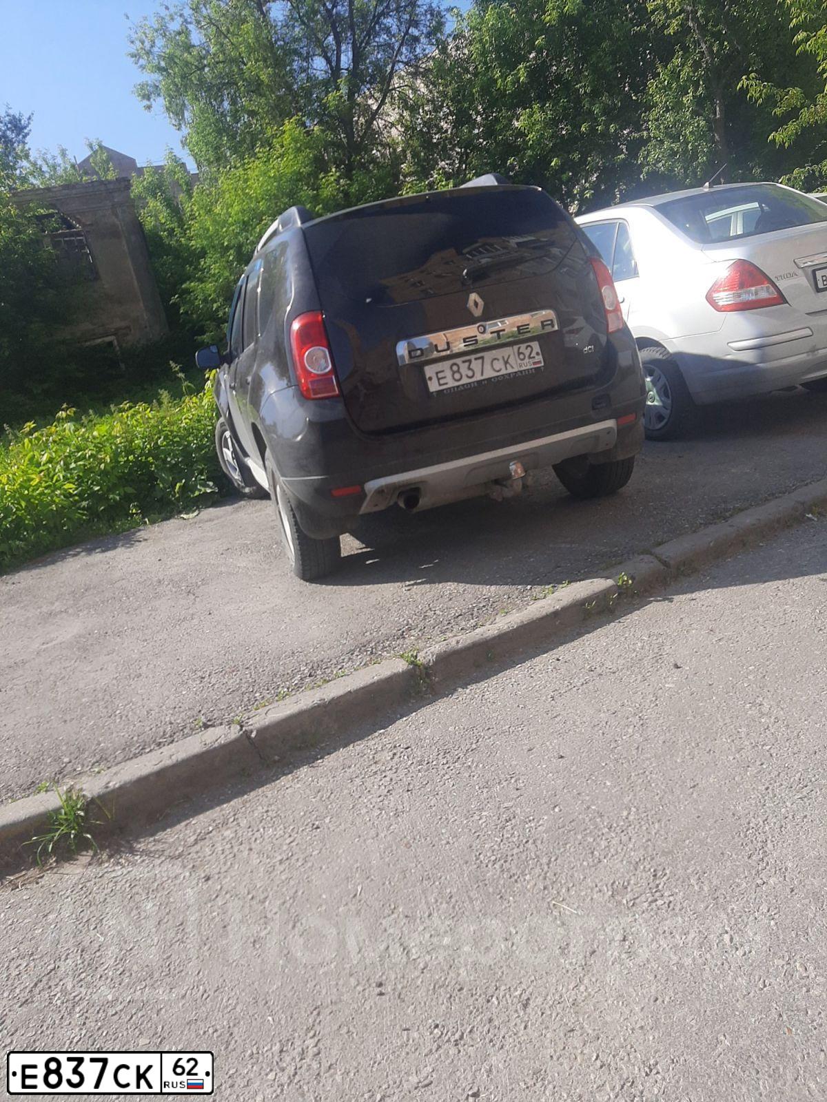Фото автомобиля RENAULT DUSTER, 2014 — госномер Е837СК62. Цвет: ТЕМНО-КОРИЧНЕВЫЙ