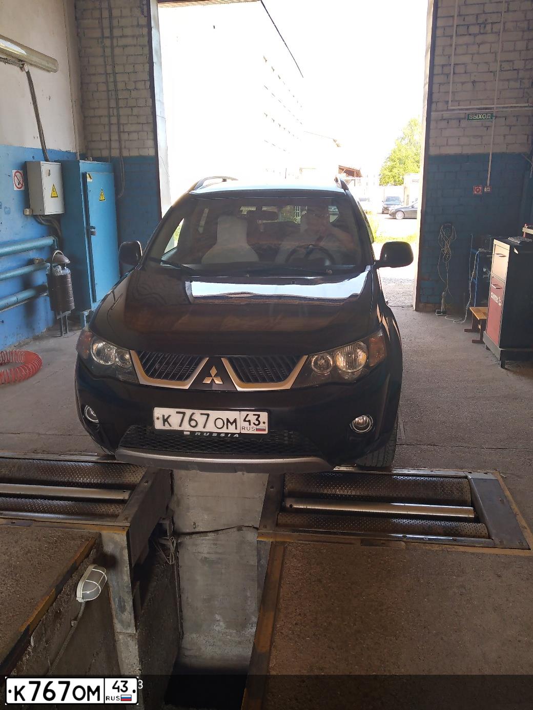 Фото автомобиля MITSUBISHI OUTLANDER, 2008 — госномер К767ОМ43. Цвет: ЧЕРНЫЙ