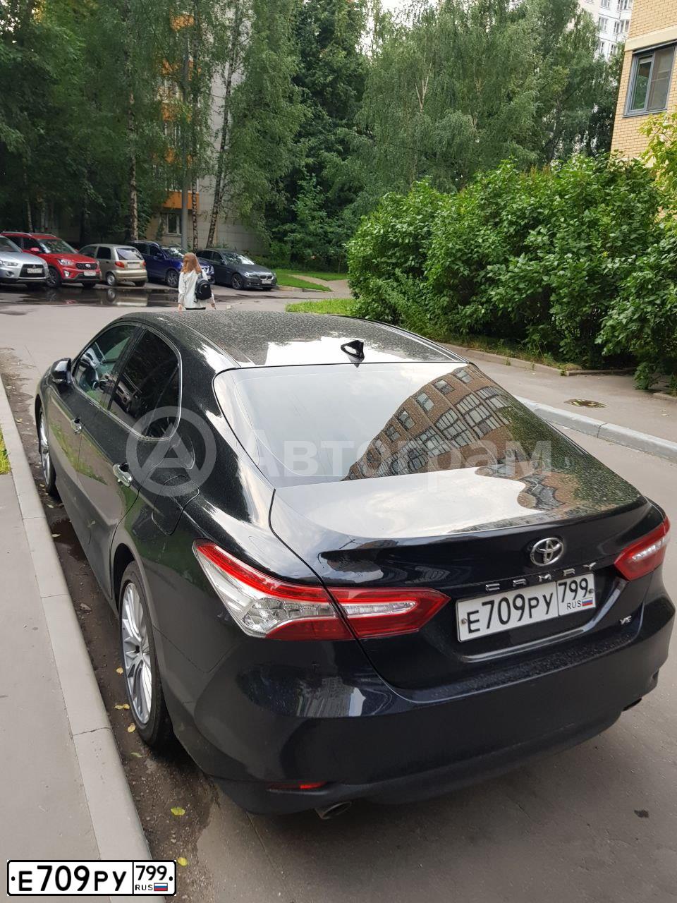 Фото автомобиля TOYOTA CAMRY, 2020 — госномер Е709РУ799. Цвет: ЧЕРНЫЙ