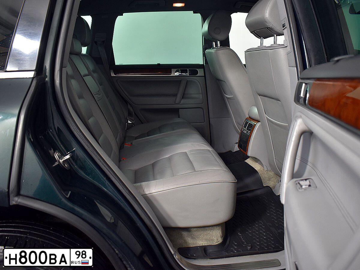 Фото автомобиля VOLKSWAGEN TOUAREG, 2004 — госномер А998РТ147. Цвет: Темно-зеленый