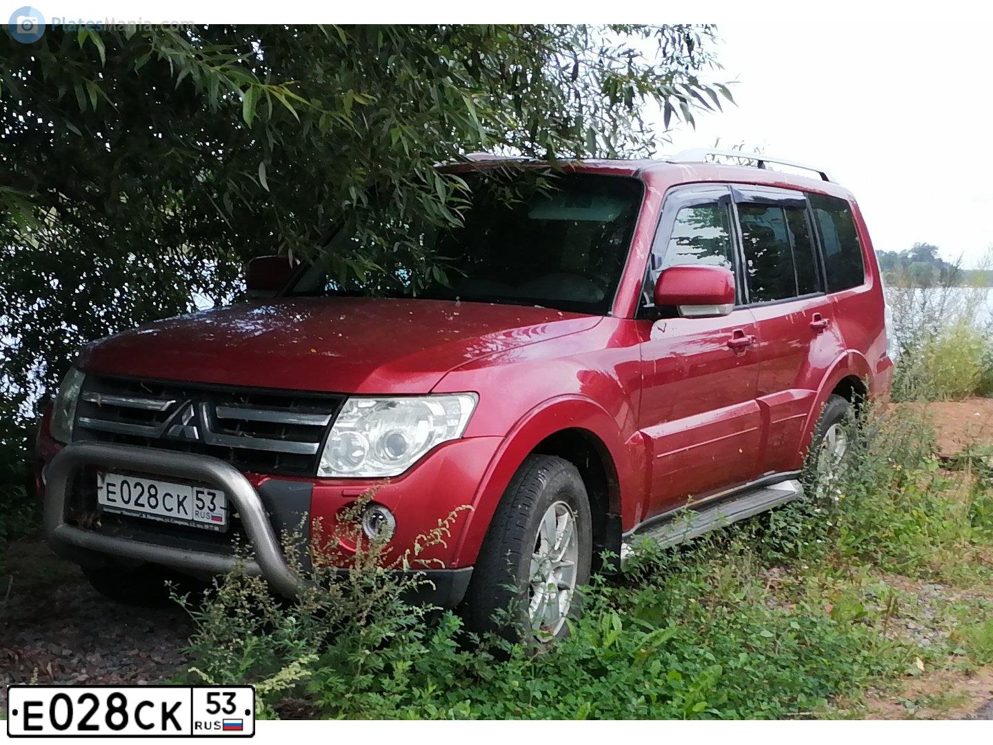 Фото автомобиля MITSUBISHI PAJERO, 2008 — госномер Е028СК53. Цвет: КРАСНЫЙ