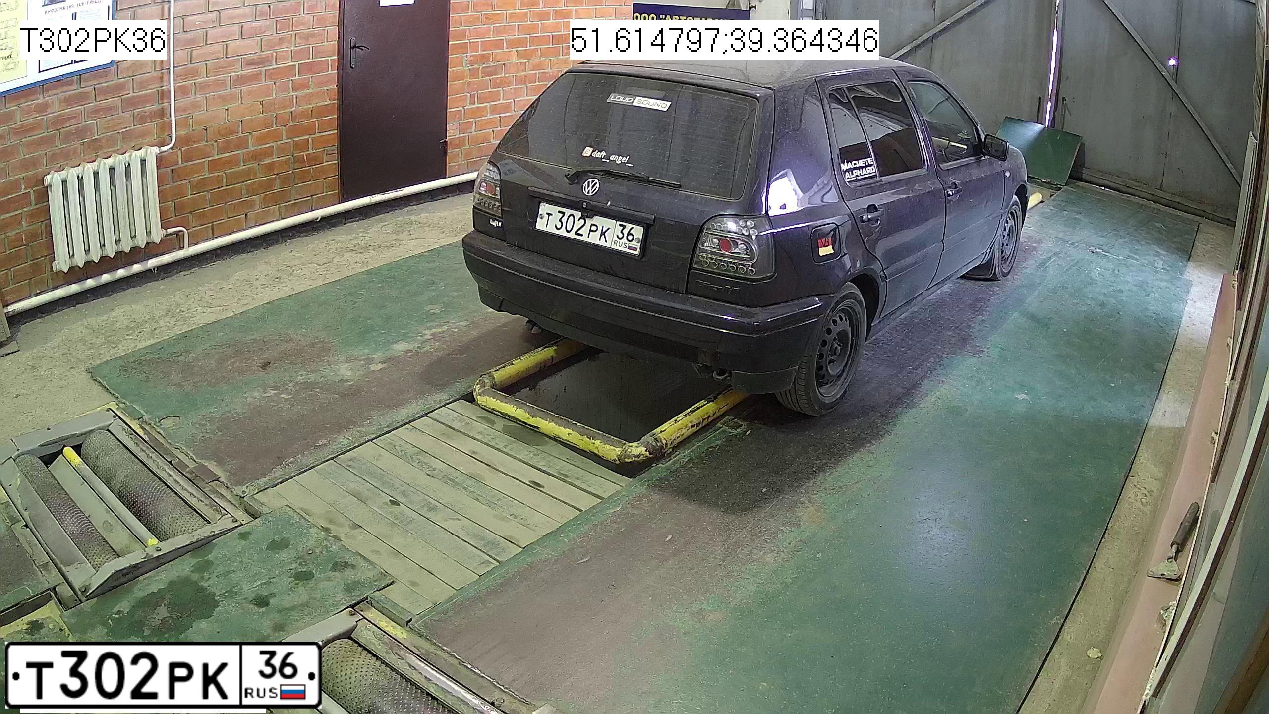 Фото автомобиля VOLKSWAGEN GOLF, 1997 — госномер Т302РК36. Цвет: СИНИЙ