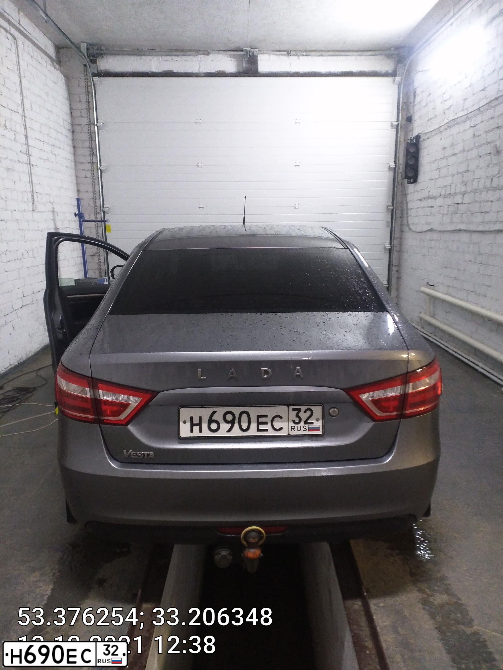 Фото автомобиля LADA VESTA, 2016 — госномер Н690ЕС32. Цвет: СЕРЫЙ