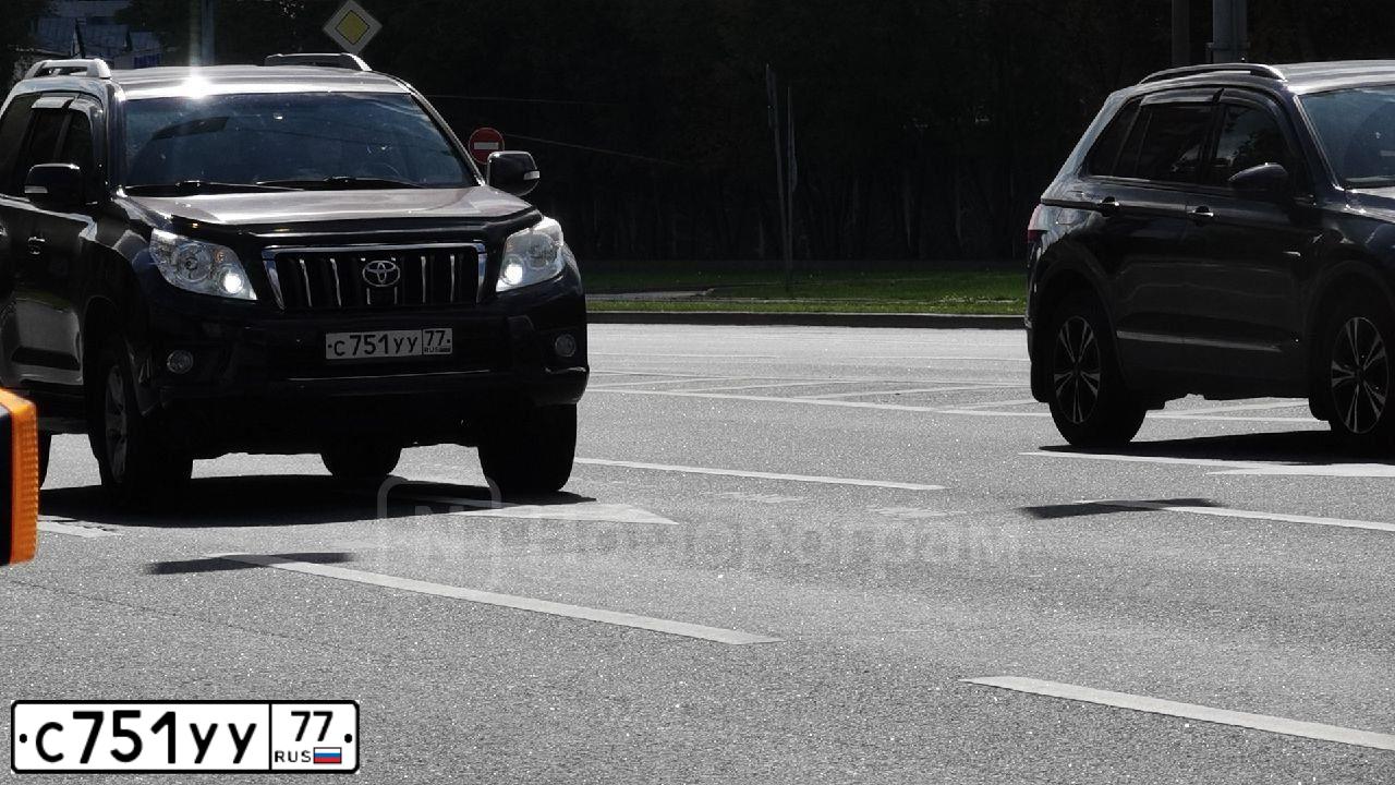 Фото автомобиля TOYOTA LANDCRUISER, 2012 — госномер Х894ВМ71. Цвет: КРАСНЫЙ ТЕМНЫЙ