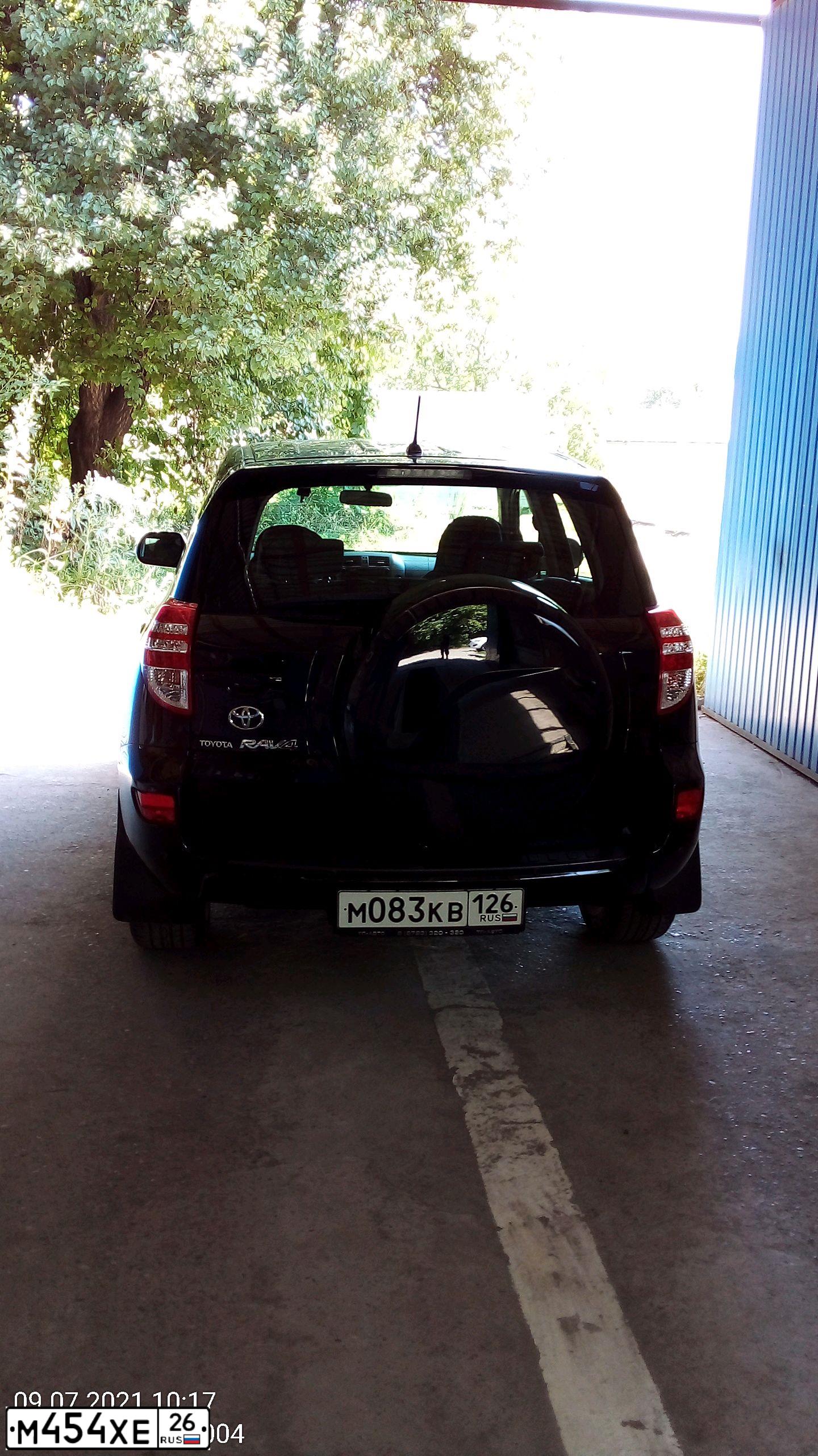 Фото автомобиля TOYOTA RAV4, 2010 — госномер М454ХЕ26. Цвет: ЧЕРНЫЙ