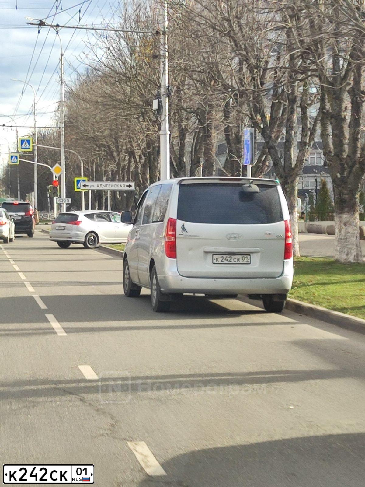 Фото автомобиля HYUNDAI GRAND STAREX, 2008 — госномер К242СК01. Цвет: СЕРЫЙ