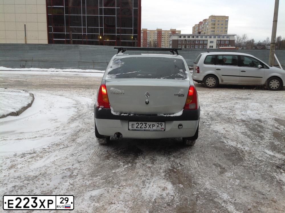 Фото автомобиля RENAULT LOGAN, 2007 — госномер Е223ХР29. Цвет: СЕРЫЙ