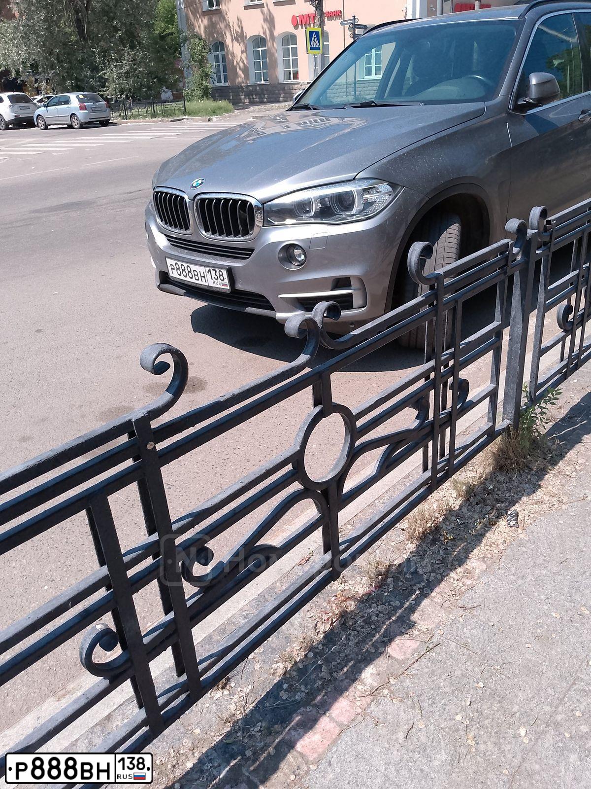 Фото автомобиля BMW X5, 2017 — госномер Р888ВН138. Цвет: Серый