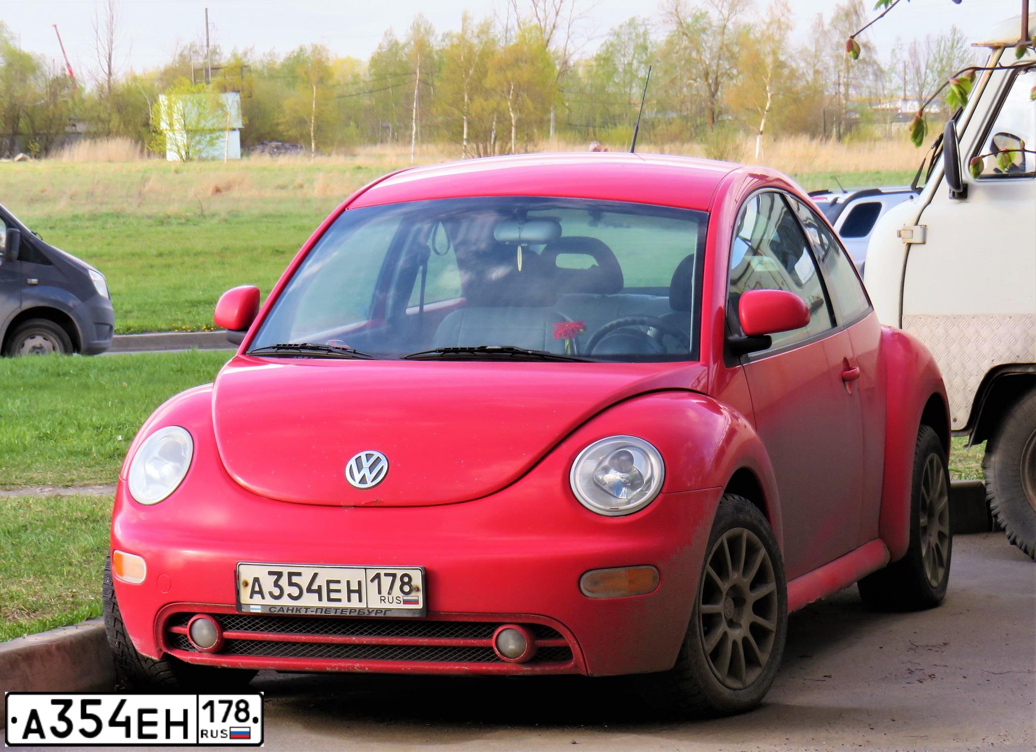 Фото автомобиля VOLKSWAGEN CARAVELLE, 2010 — госномер С777КК60. Цвет: Серебристый