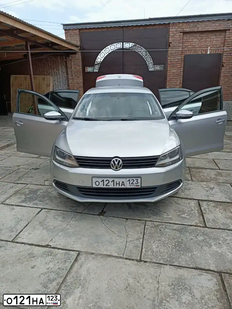 Фото автомобиля VOLKSWAGEN JETTA, 2013 — госномер О121НА123. Цвет: СЕРЕБРИСТЫЙ
