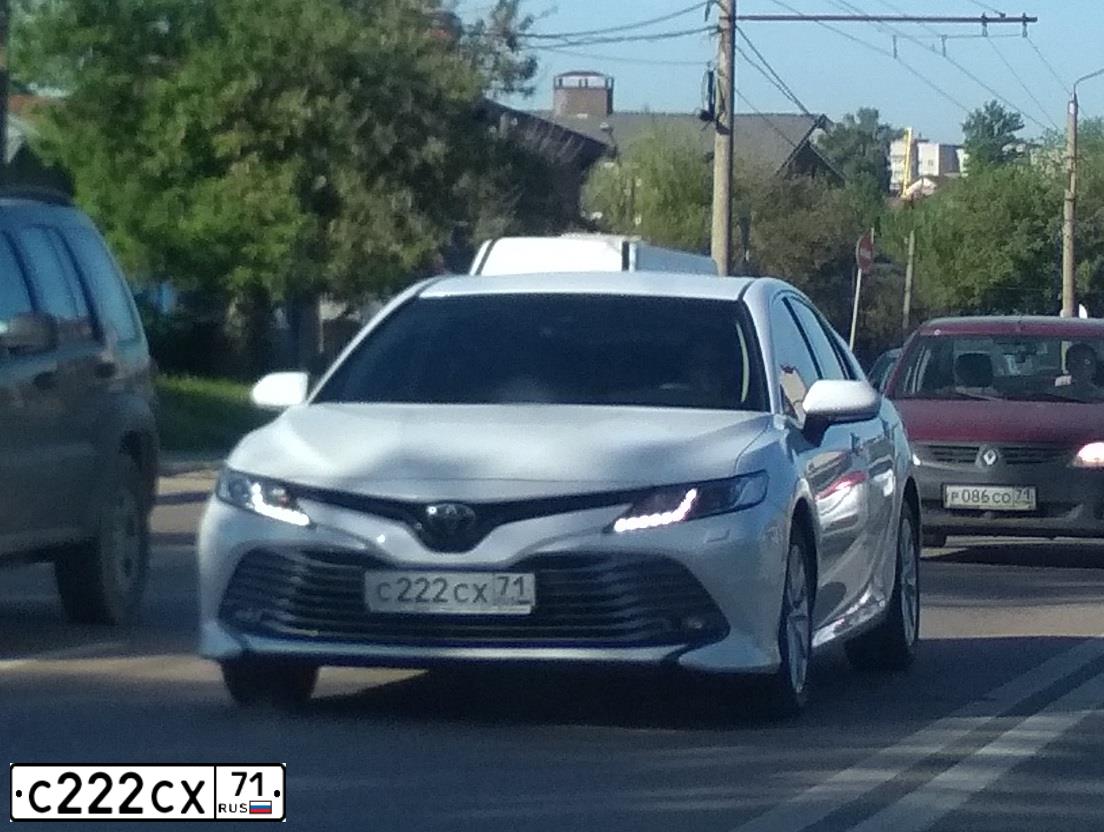 Фото автомобиля TOYOTA CAMRY, 2018 — госномер С222СХ71. Цвет: БЕЛЫЙ ПЕРЛАМУТР