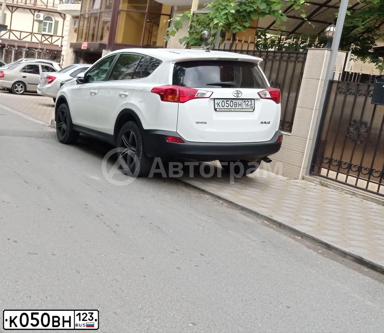 Фото автомобиля TOYOTA RAV4, 2014 — госномер К050ВН123. Цвет: БЕЛЫЙ