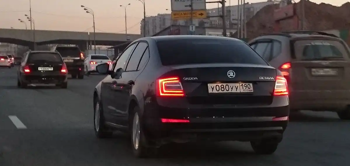 Фото автомобиля KIA SPORTAGE, 2016 — госномер Е166НС761. Цвет: ЖЕЛТО-ЗЕЛЕНЫЙ